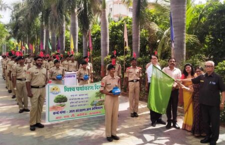 आर.एन.टी. काॅलेज के एनसीसी केडटस ने जल कलश यात्रा एवं प्राकृतिक जल स्त्रोतों पर किया श्रमदान