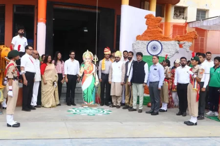 स्वाधीनता दिवस पर जन्माष्टमी थीम पर रंगारंग कार्यक्रम के साथ फहराया तिरंगा