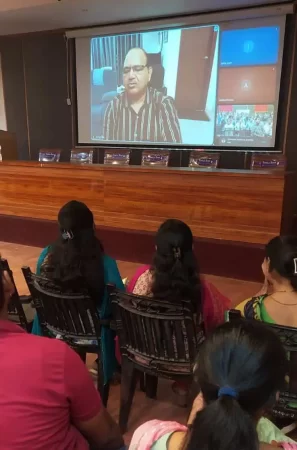 आर.एन.टी. कॉलेज में भौतिक विज्ञान विभाग द्वारा ऑनलाइन व्याख्यानमाला का आयोजन