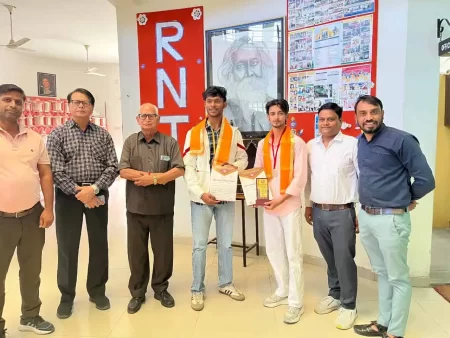 बेस्ट फिजिक एवं वेट लिफ्टिंग में आर.एन.टी. कॉलेज ने जीते मेडल
