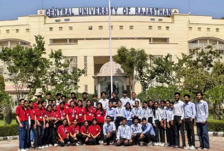 आरएनटी कॉलेज के बीसीए संकाय ने किया शैक्षणिक भ्रमण